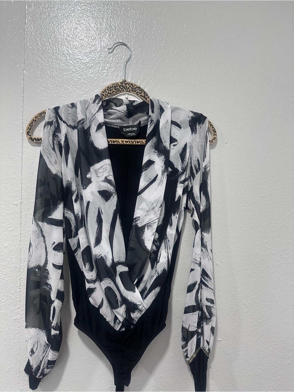 Bebe Black & White Abstract Print Split Sleeve Surplice Bodysuit
